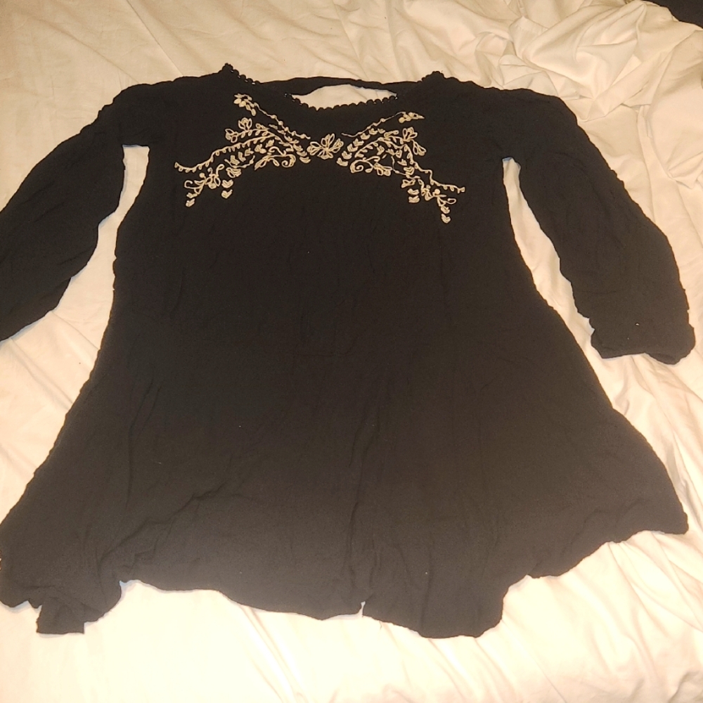 Long Open-sleeved Peplum Top With Embroidery In The Front. SIZE XXL